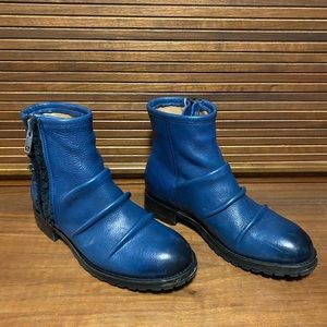 John Fluevog Malcolm 2.0 Ankle Boots Blue Size 8 Brand New Condition in Box.